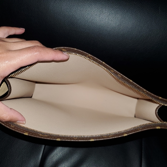Authentic New Louis Vuitton Toiletry 26/ Purse - Picture 7 of 15